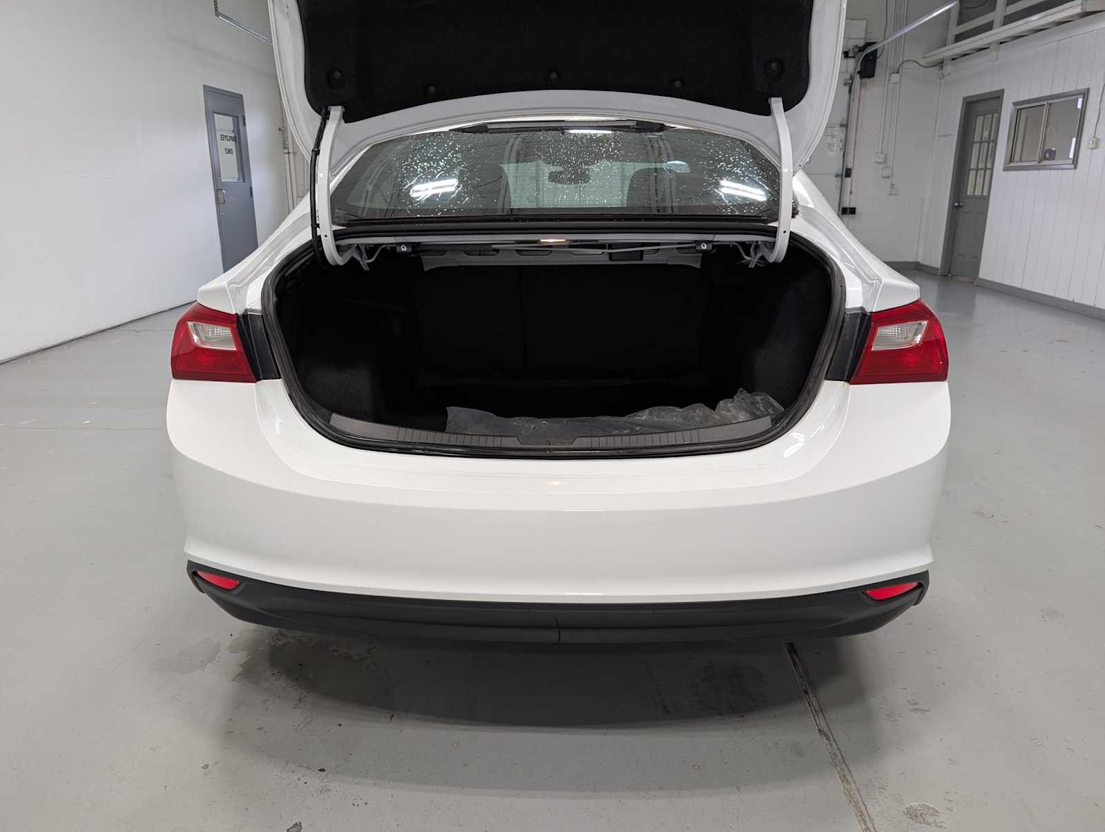 Used 2018 Summit White Chevrolet LS image 35