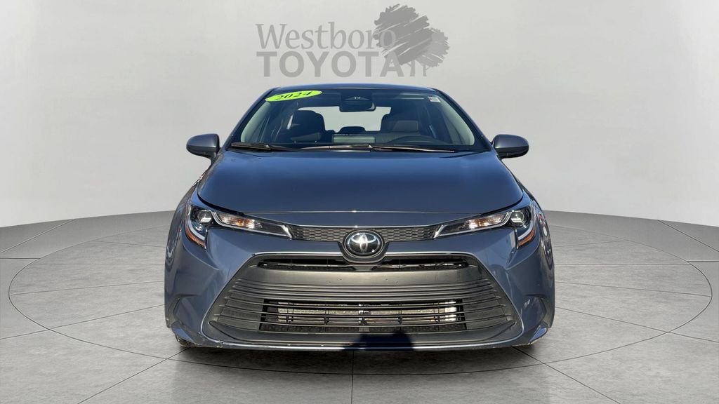 Used 2024  Toyota LE image 2