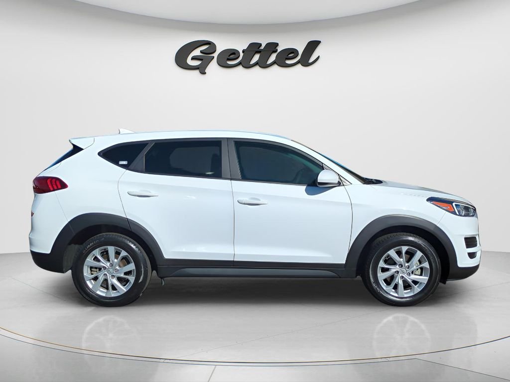 Used 2020 White Hyundai SE image 3