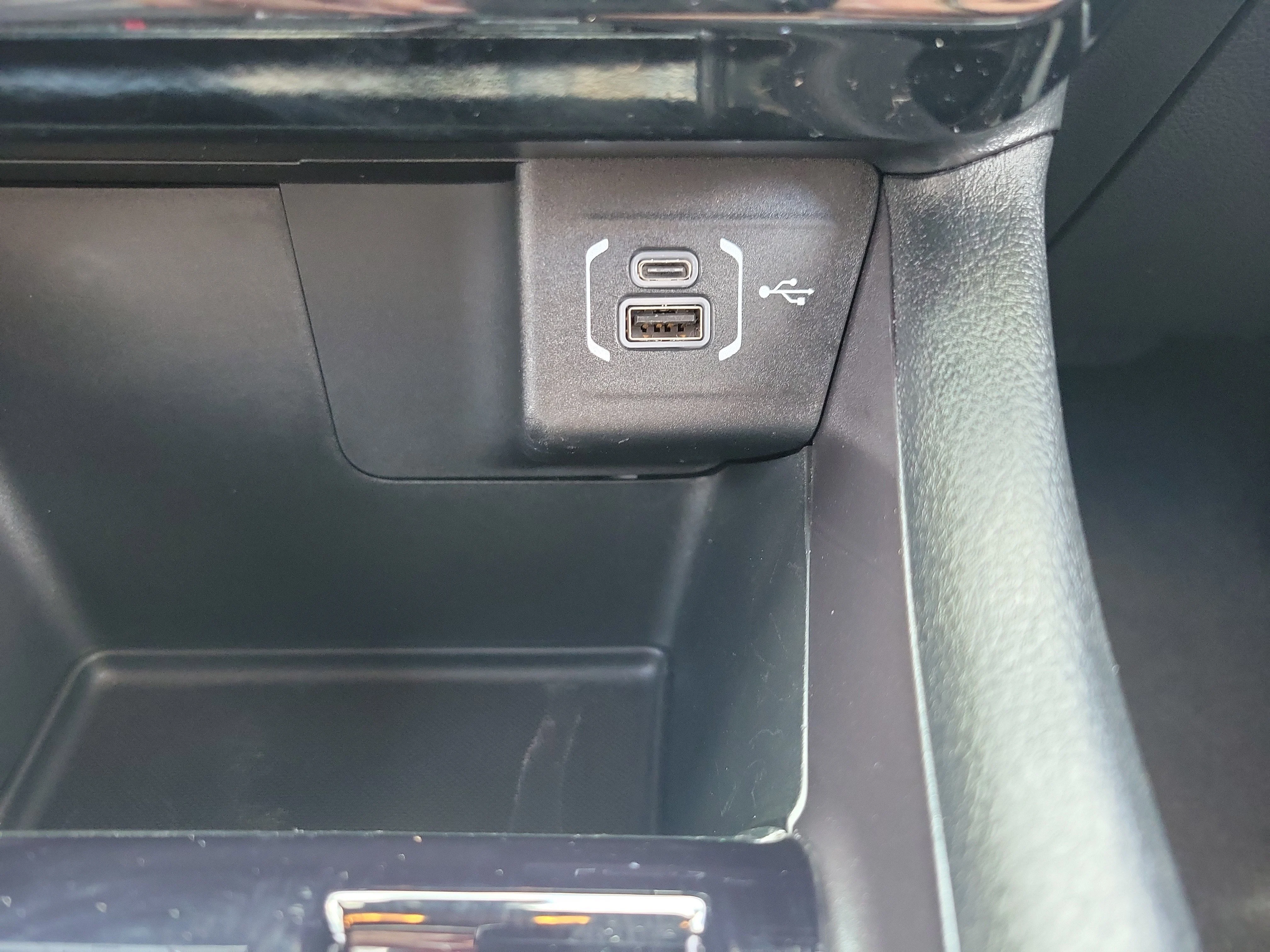 Used 2024 Diamond Black Crystal Pearlcoat Jeep Latitude image 12