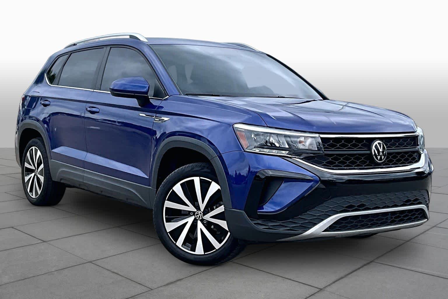 Used 2022 Dusk Blue Metallic Volkswagen SE image 3