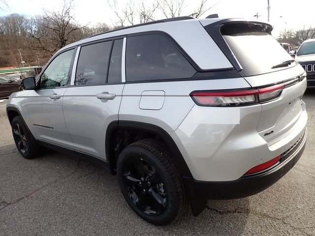 New 2025 Silver Zynith Exterior Paint Jeep Limited image 3