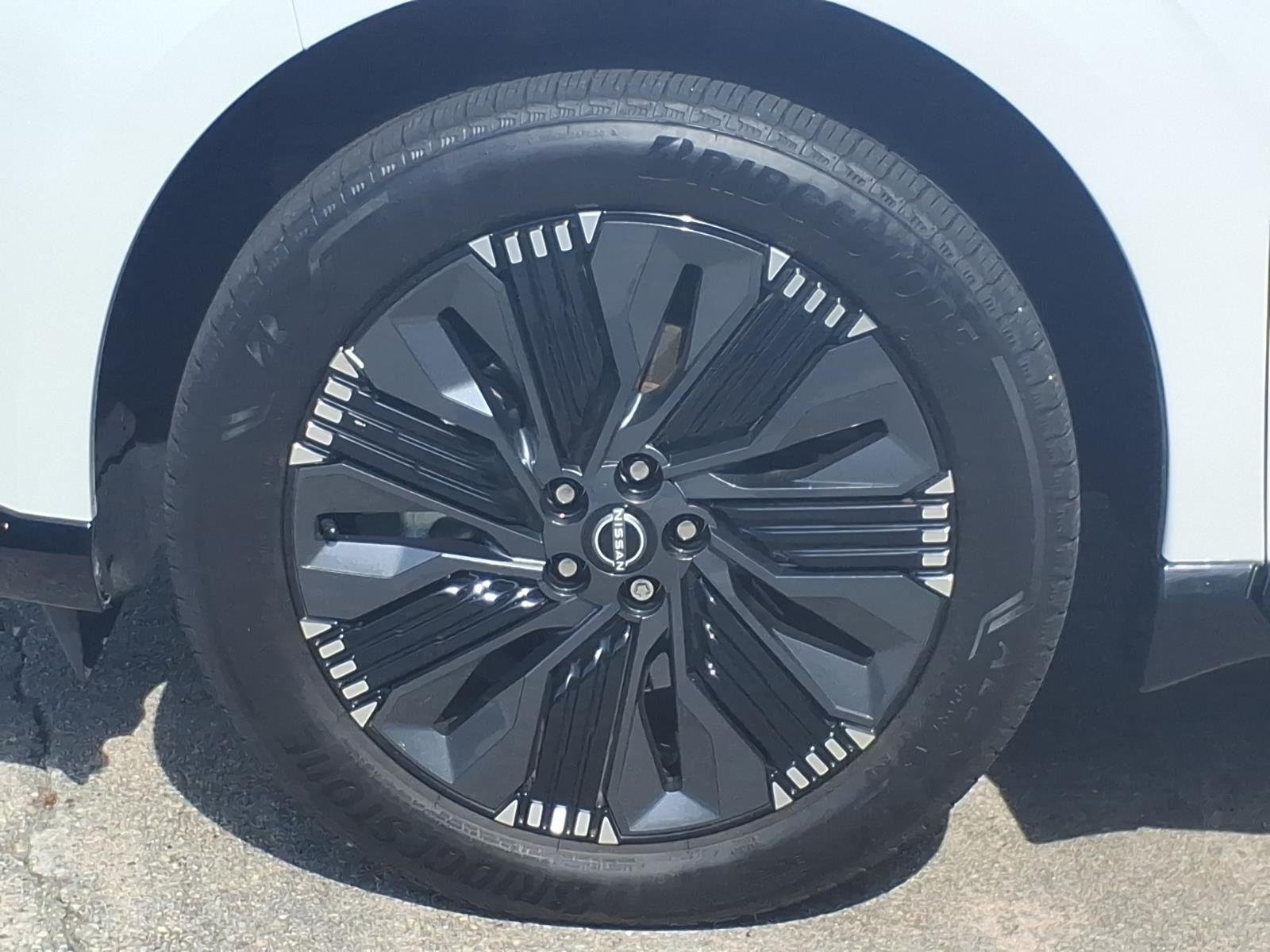Used 2025 Everest White Pearl Tricoat Nissan Platinum image 4