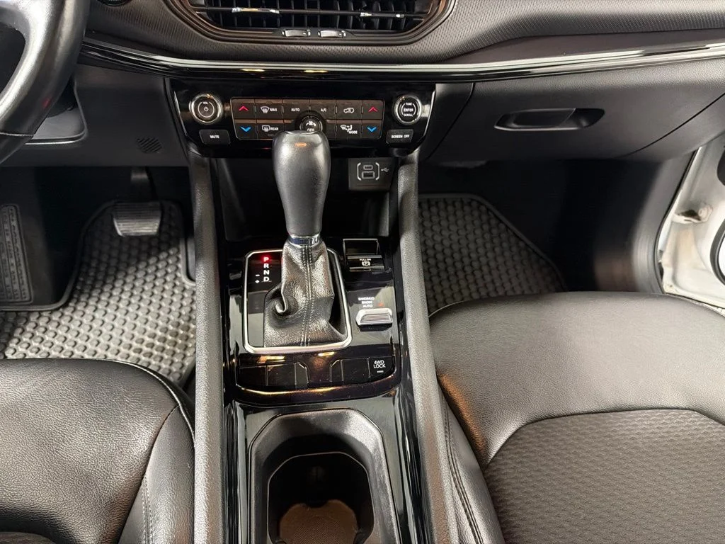 Used 2022 White Jeep Latitude image 17