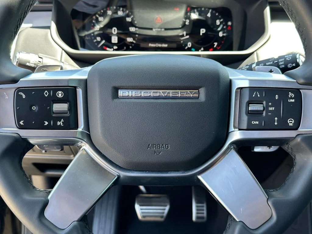 Used 2025  Land Rover Dynamic SE image 13