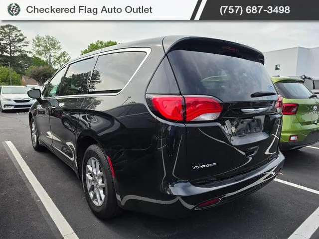 Used 2022 Brilliant Black Crystal Pearlcoat Chrysler LX image 4
