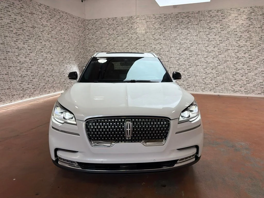 Used 2023 Pristine White Metallic Tri-Coat Lincoln Reserve image 2