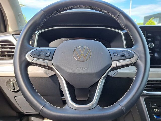 Used 2025 Black Volkswagen 1.5T SE image 10