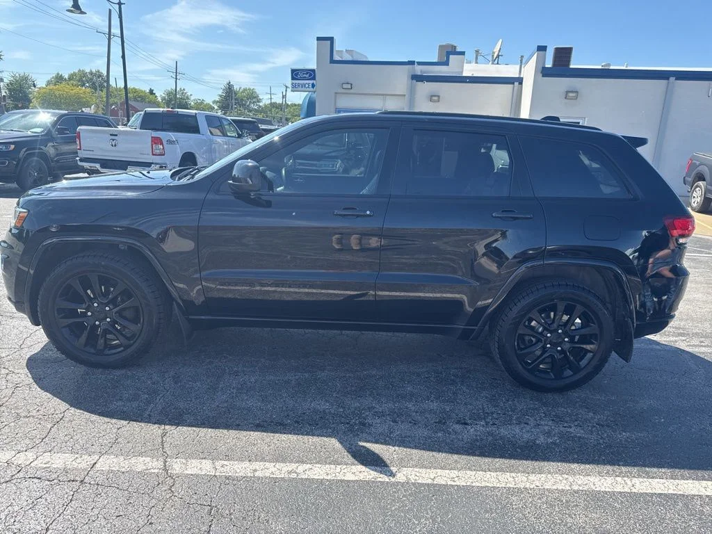 Certified Used 2019 Diamond Black Jeep Altitude image 7