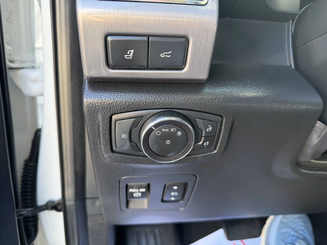 Used 2021 Off White Ford Platinum 4x4 4dr SUV image 4