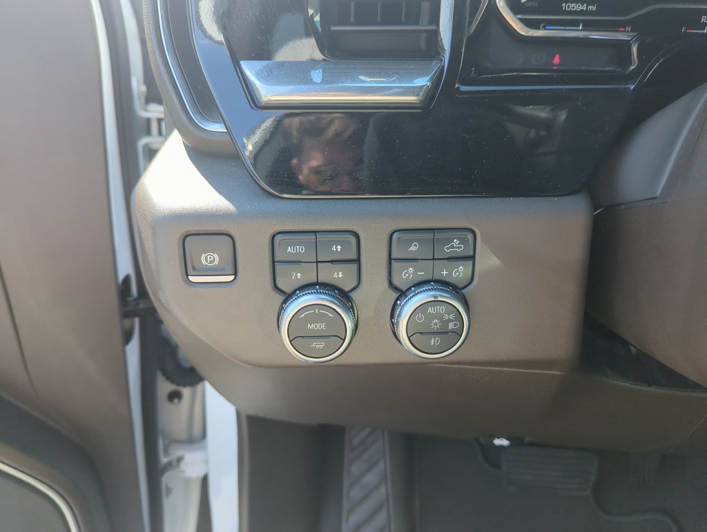 Used 2025 White GMC SLT image 19