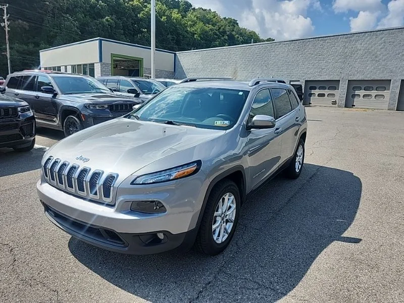 Used 2016 Silver Jeep Latitude image 3