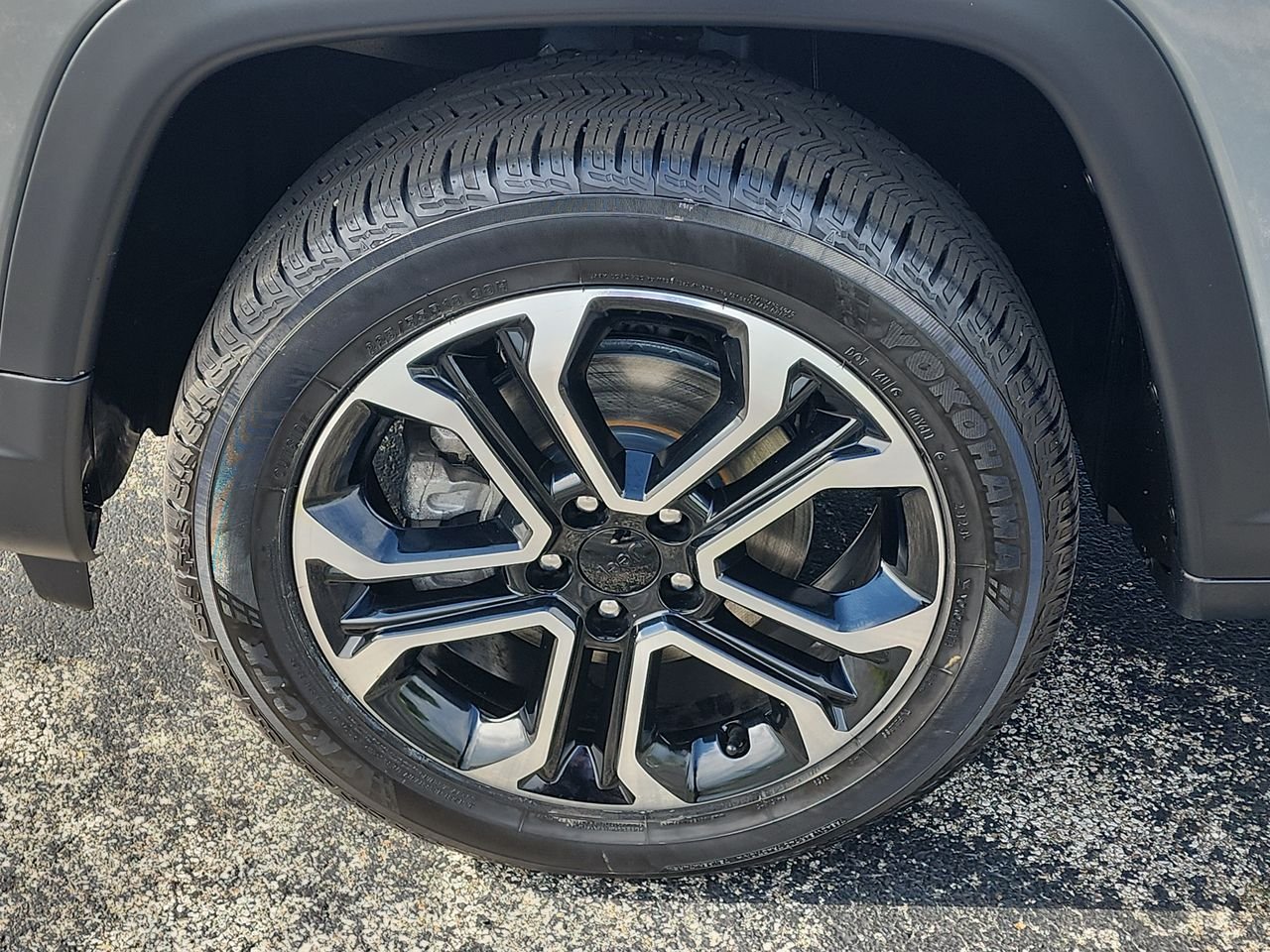 Used 2022 Sting-Gray Clearcoat Jeep Limited image 10