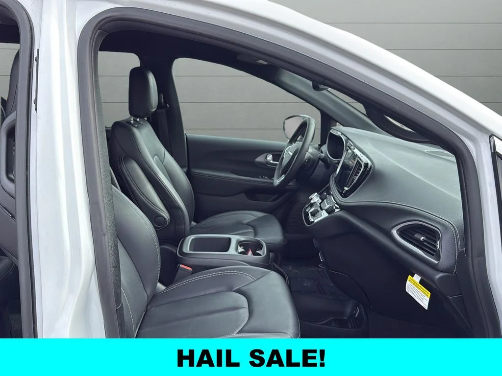 Used 2025 White Chrysler Select image 15
