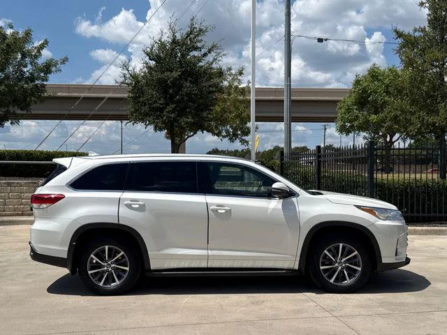Certified Used 2018 BLIZZARD PEARL Toyota XLE image 4
