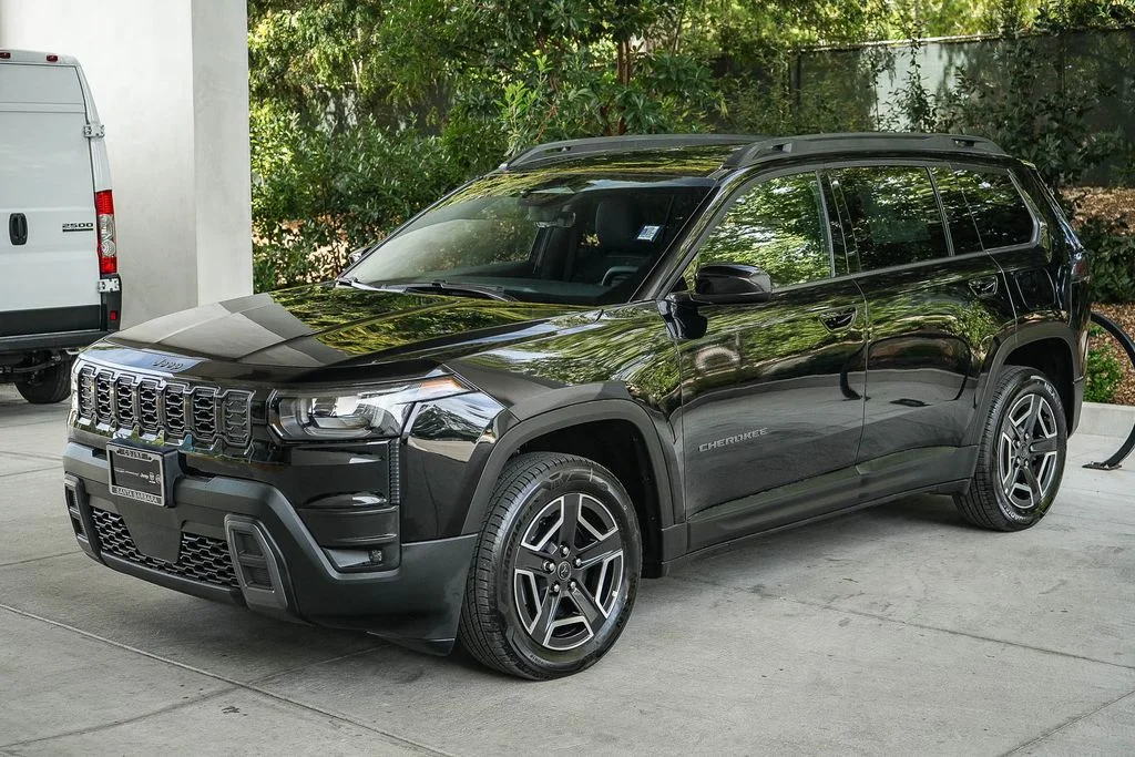 New 2026 Diamond Black Crystal Pearlcoat Jeep Laredo image 3