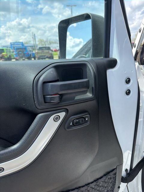 Used 2013 White Jeep Sahara image 8
