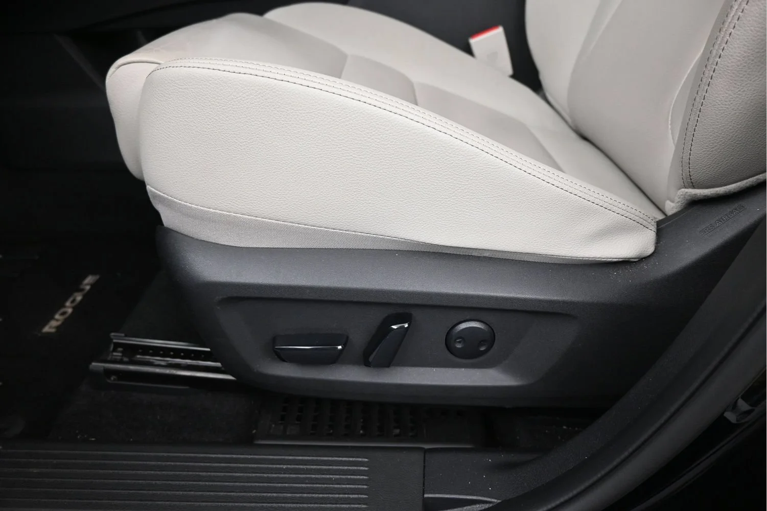 Certified Used 2025 Super Black Nissan SL image 10