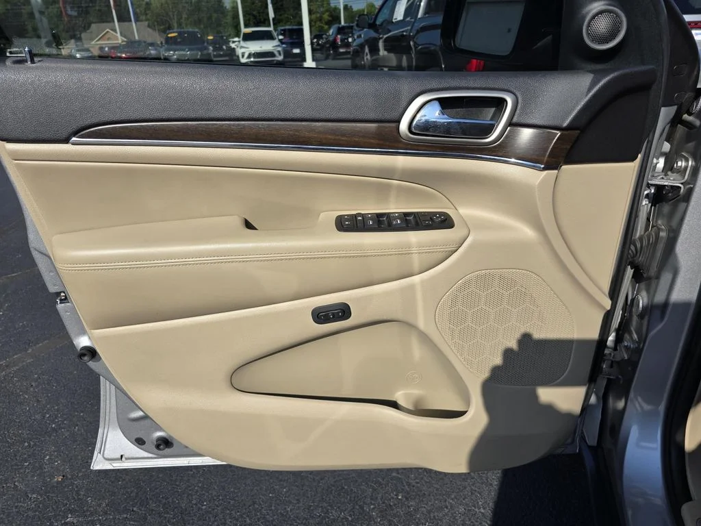 Used 2015 Silver Jeep Limited image 19