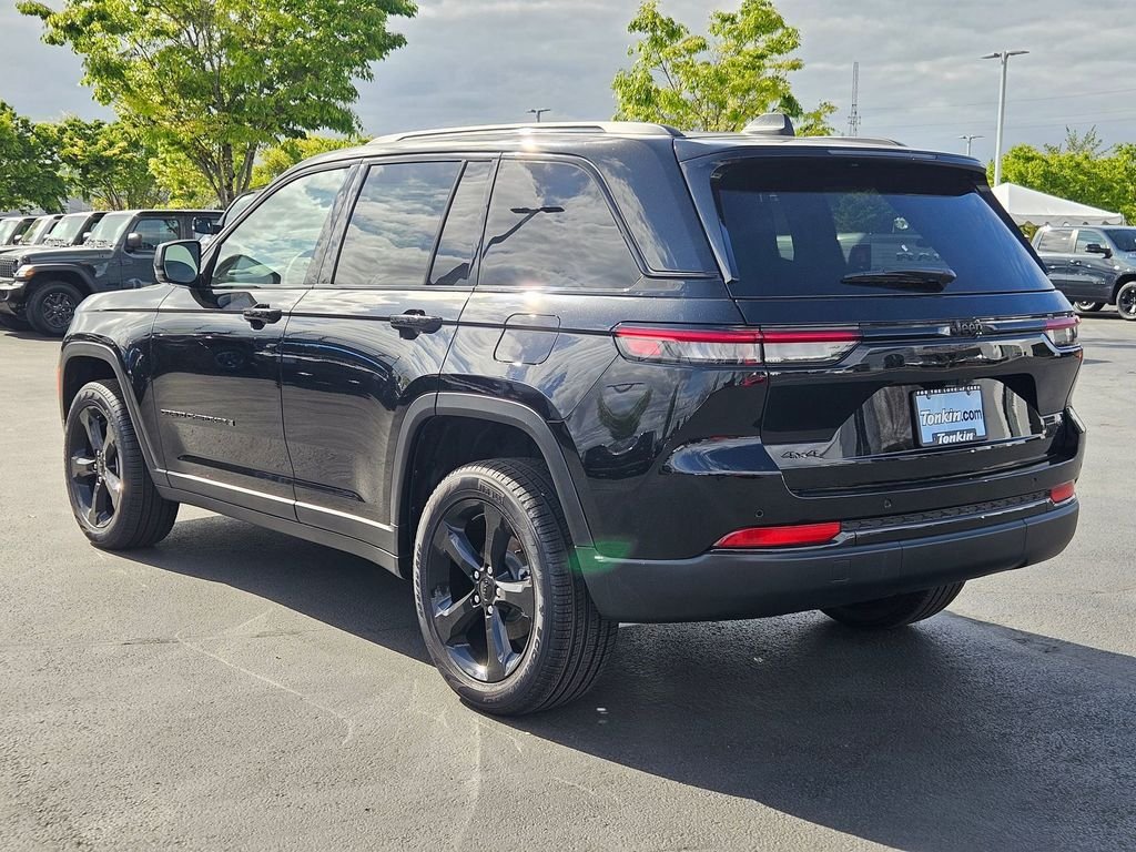 New 2025 Diamond Black Crystal Pearl-Coat Exterior Paint Jeep Limited image 4