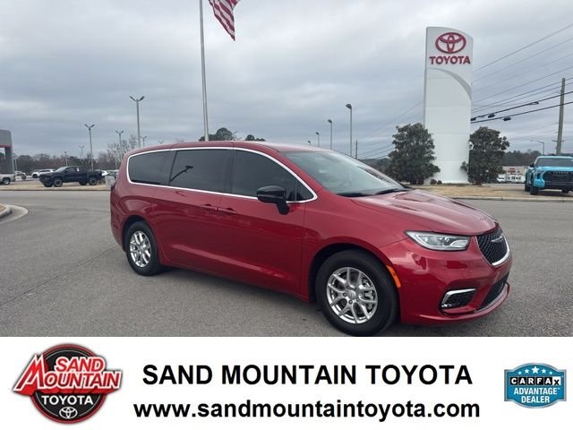 2025 Chrysler Pacifica Select's photo