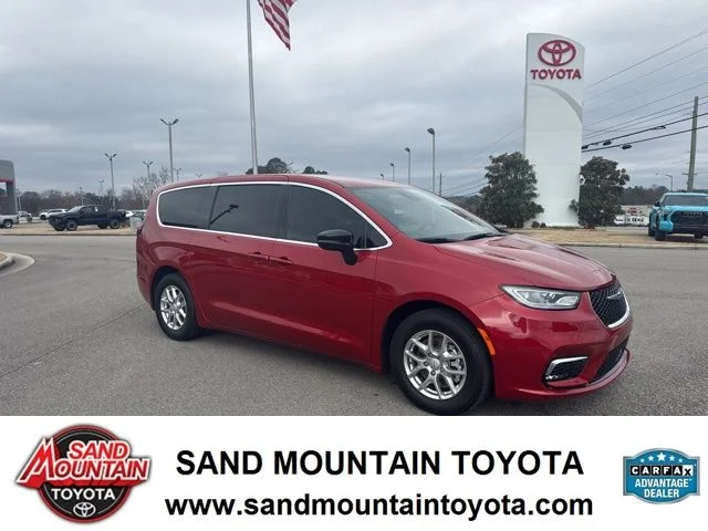 2025 Chrysler Pacifica Select's photo
