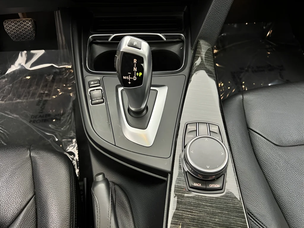 Used 2018 White Metallic BMW 320i xDrive image 15