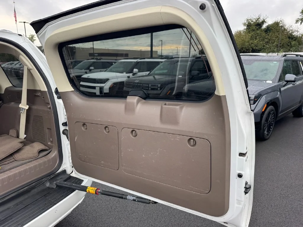 Used 2019 White Lexus 460 image 16