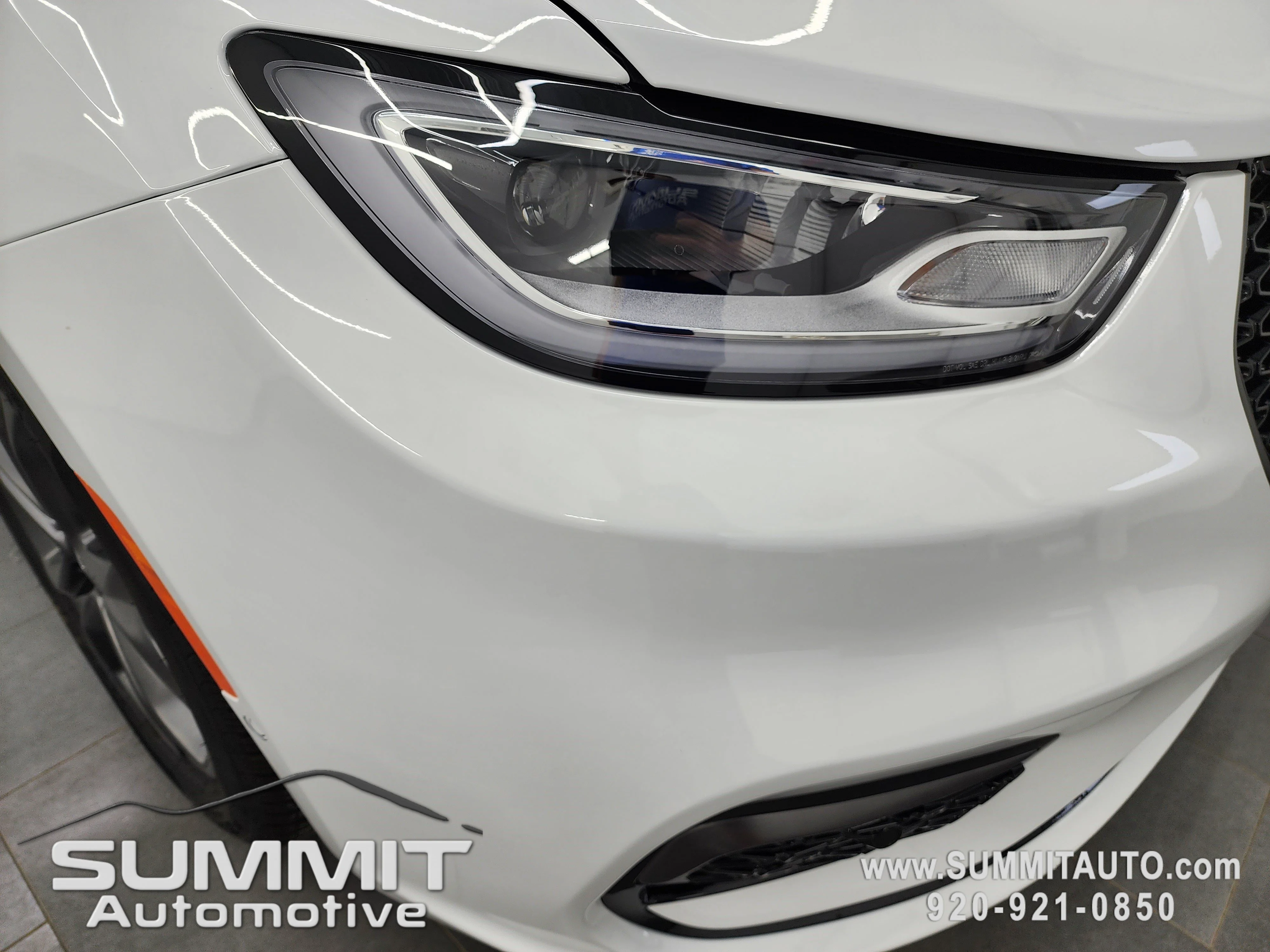 New 2026 Bright White Clear-Coat Exterior Paint Chrysler Select image 26