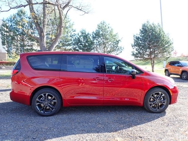 New 2026 Red Hot Pearl-Coat Exterior Paint Chrysler Select image 8