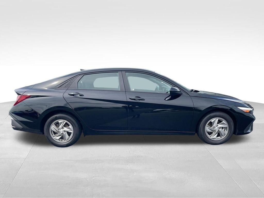 2025 Hyundai Elantra SE - Photo 6