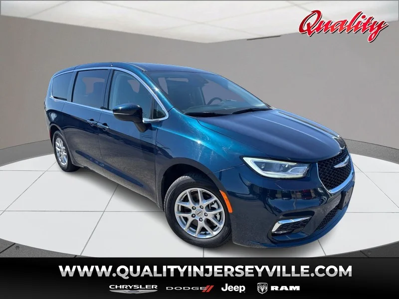 2023 Chrysler Pacifica Touring L's photo