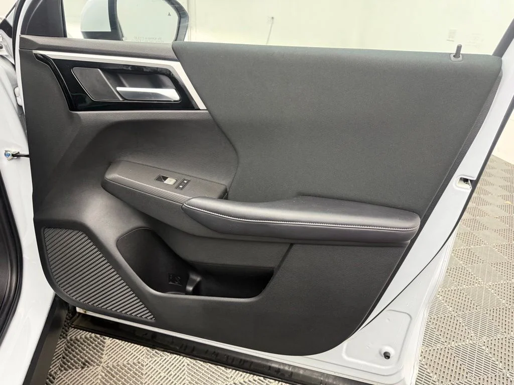 Used 2023  Mitsubishi ES image 32