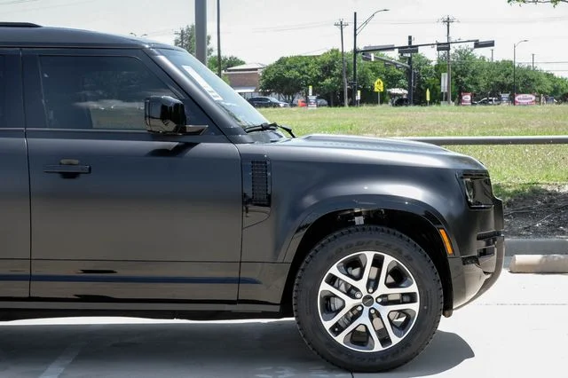 New 2026 Santorini Black Land Rover X-Dynamic SE image 10