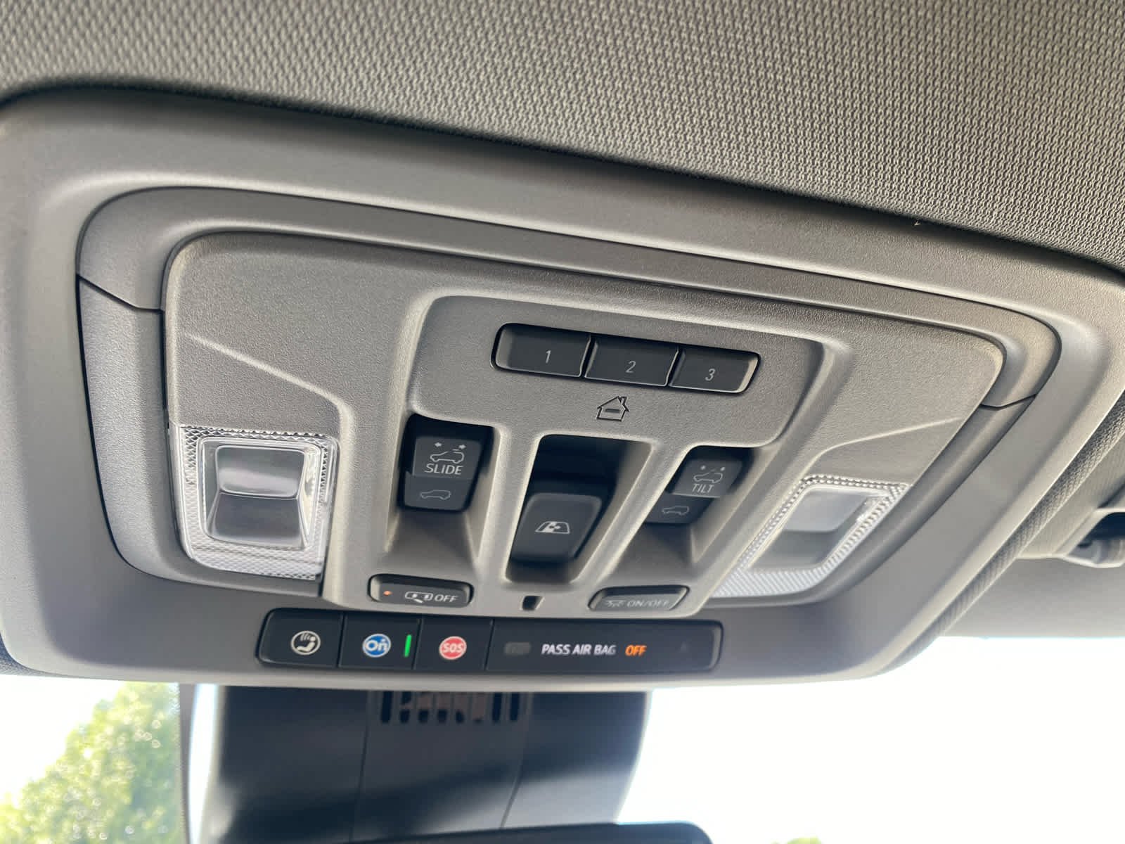 Used 2025 White Frost Tricoat GMC SLT image 19