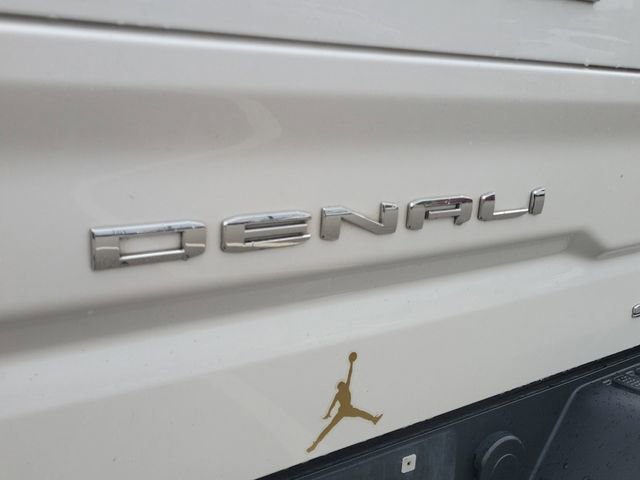 Used 2021 White Frost Tricoat GMC Denali image 7