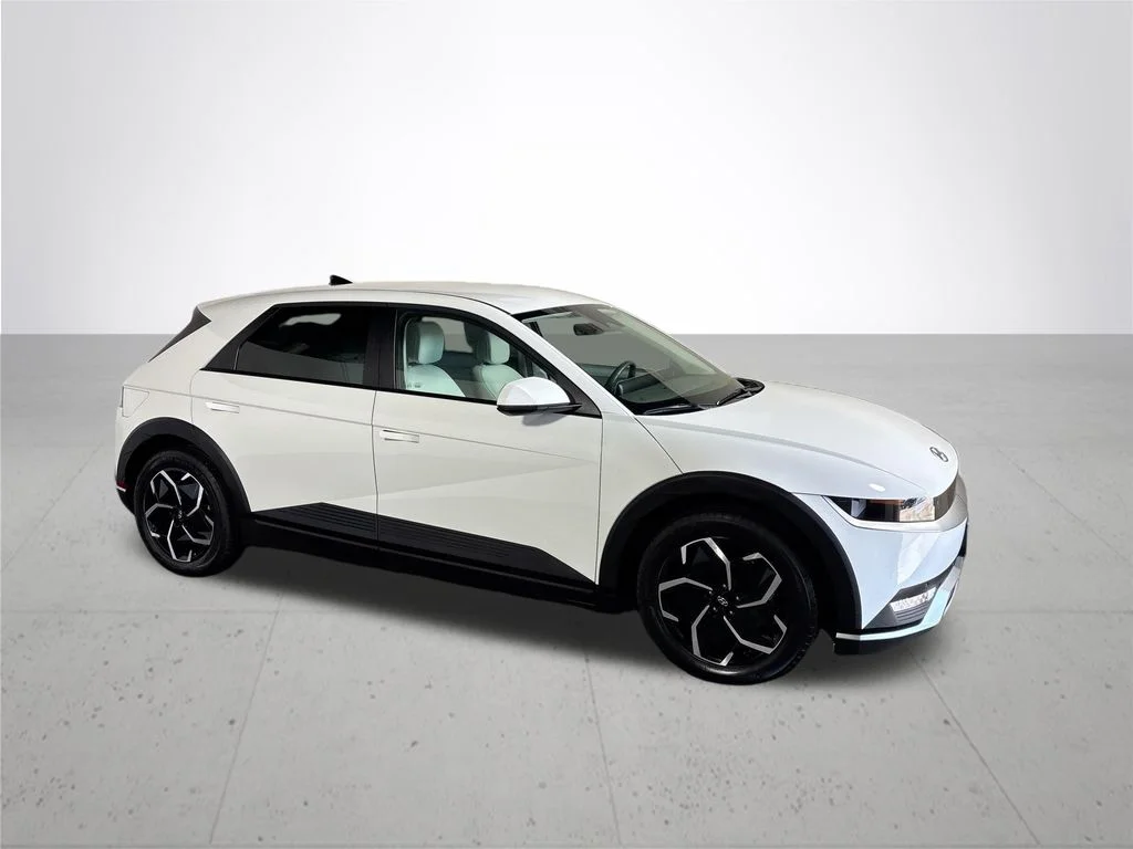Used 2023 White Hyundai SEL image 4