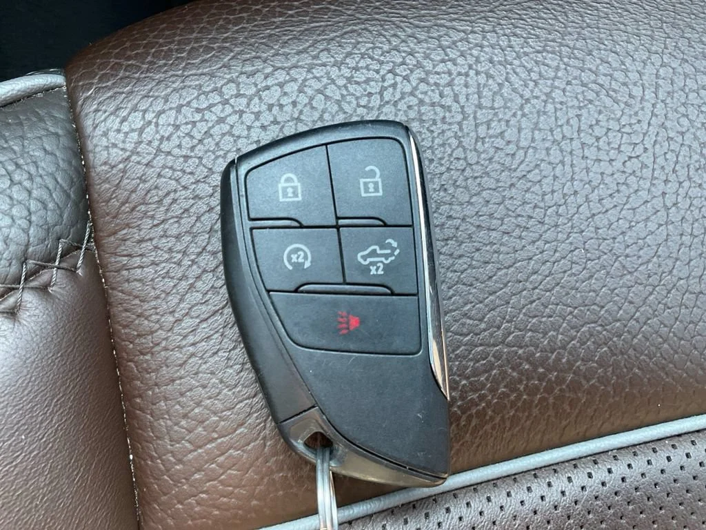 Used 2025 White Frost Tricoat GMC Denali image 33