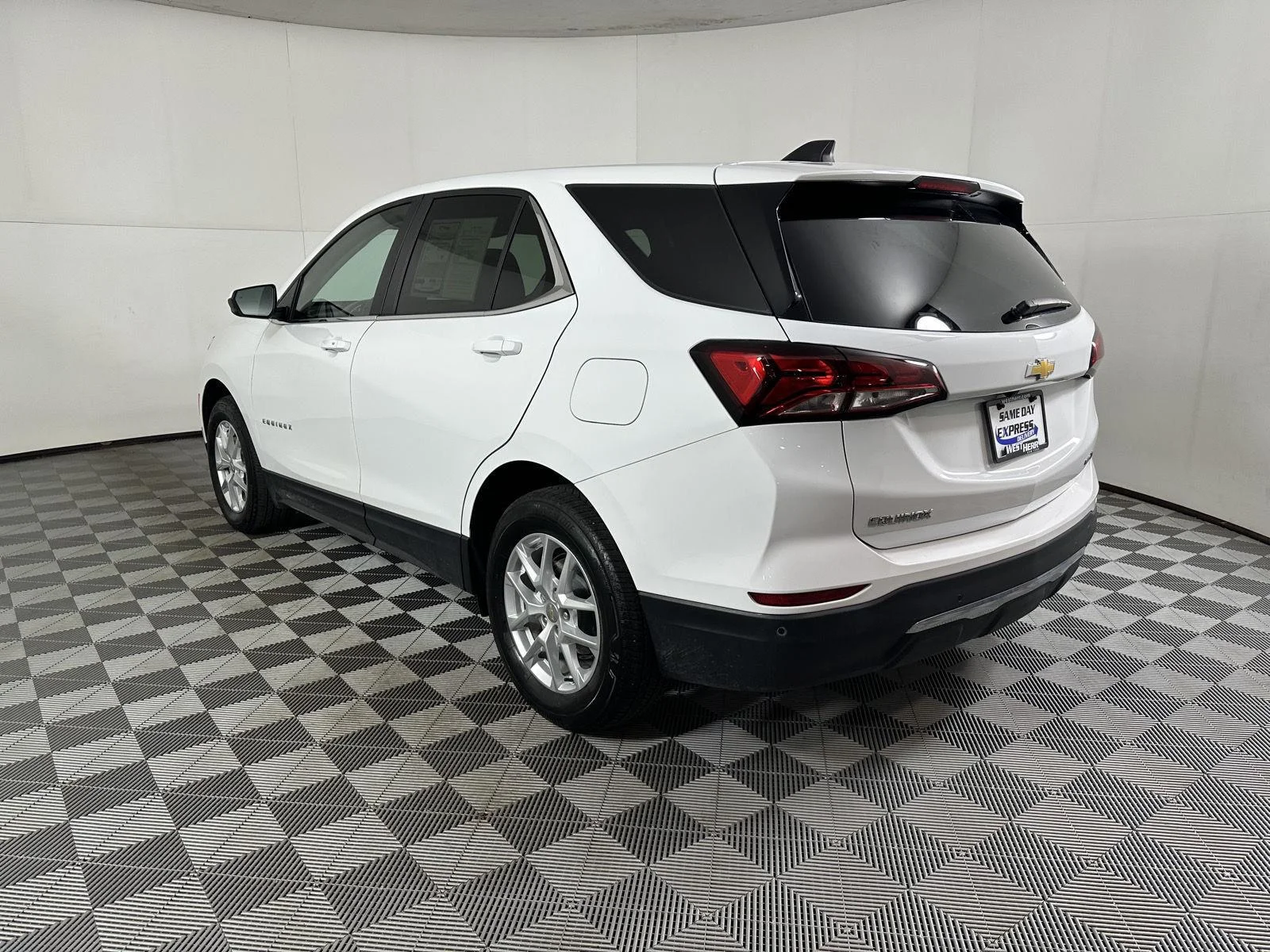 Used 2024 Summit White Chevrolet LT image 7