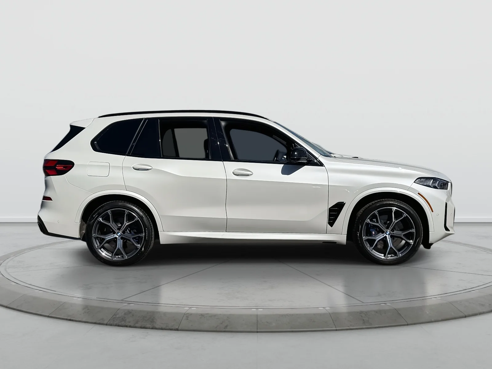 Used 2026 White BMW M60i image 8