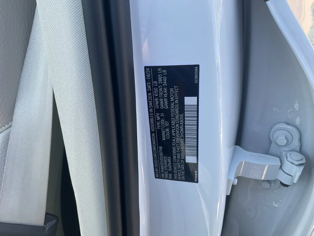 Used 2025 White Volvo B5 Core image 37