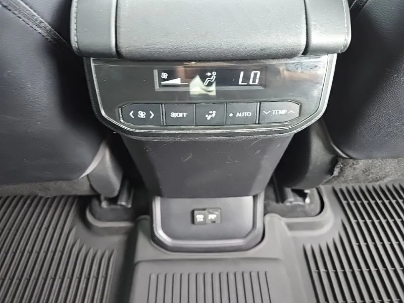Used 2021 Silver Toyota XLE image 36