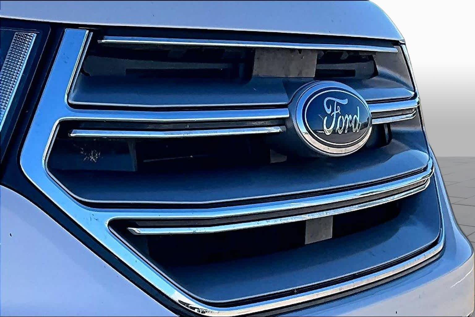 Used 2018 White Platinum Metallic Tri-Coat Ford Titanium image 29