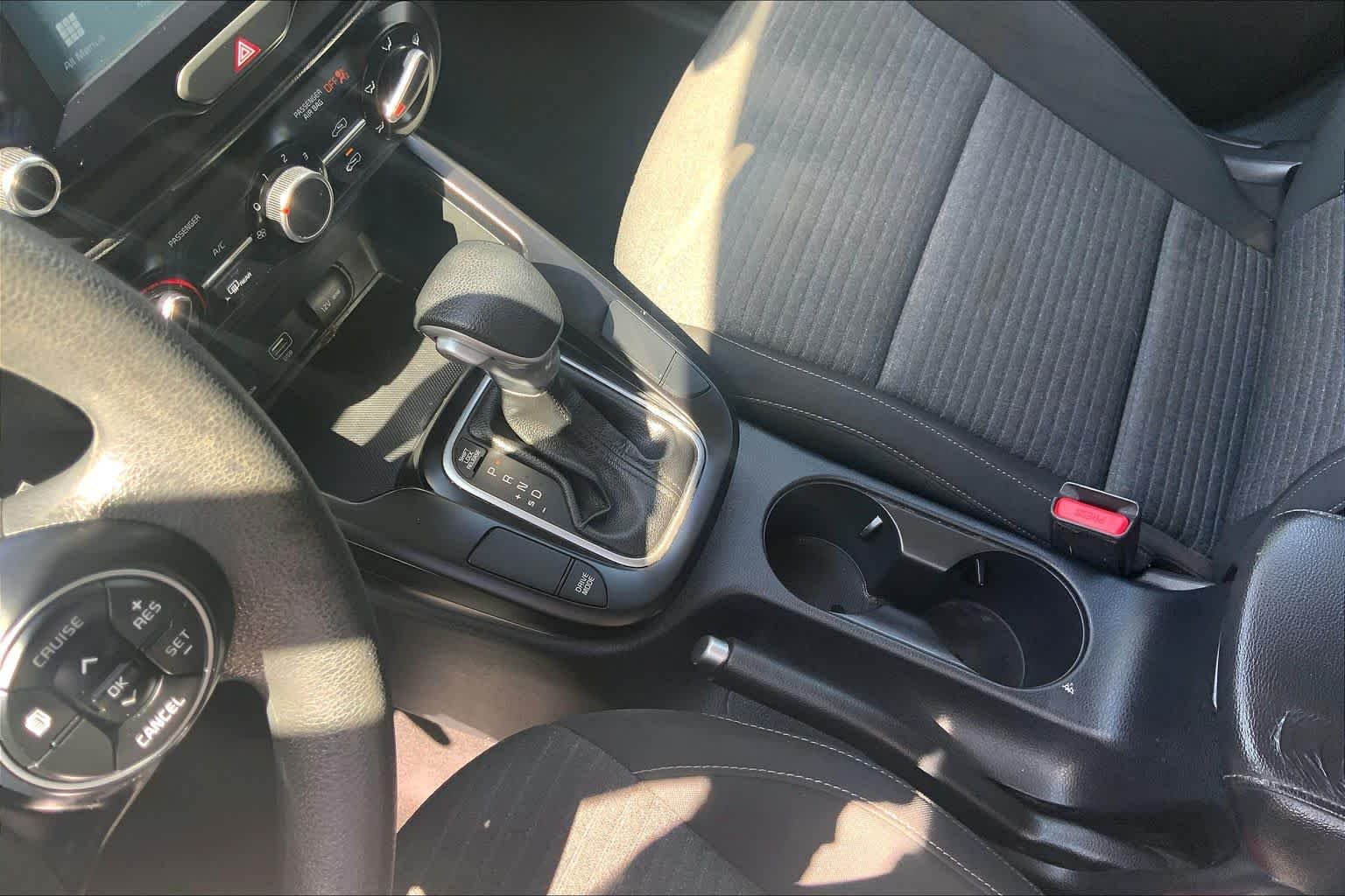 Used 2021 Snow White Pearl Kia S image 17