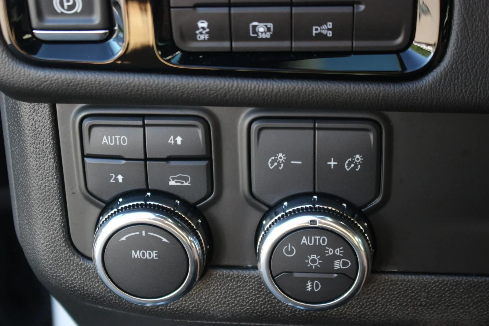 Used 2025 Summit White GMC Denali image 31
