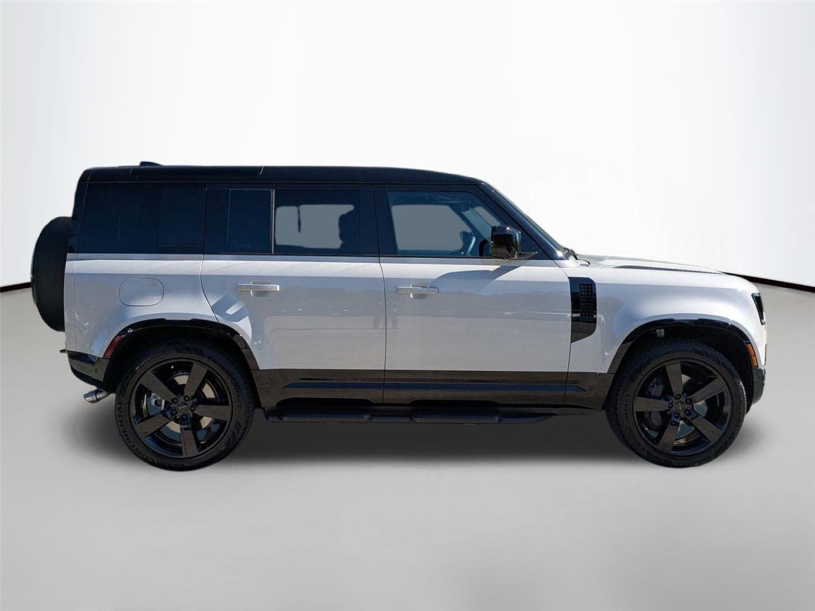 Used 2026 Borasco Grey Metallic Land Rover X-Dynamic SE image 4