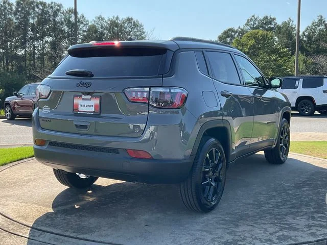New 2026 Sting-Gray Clearcoat Jeep Latitude image 7