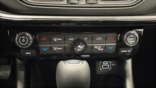 New 2026 Bright White Clearcoat Jeep Latitude image 17