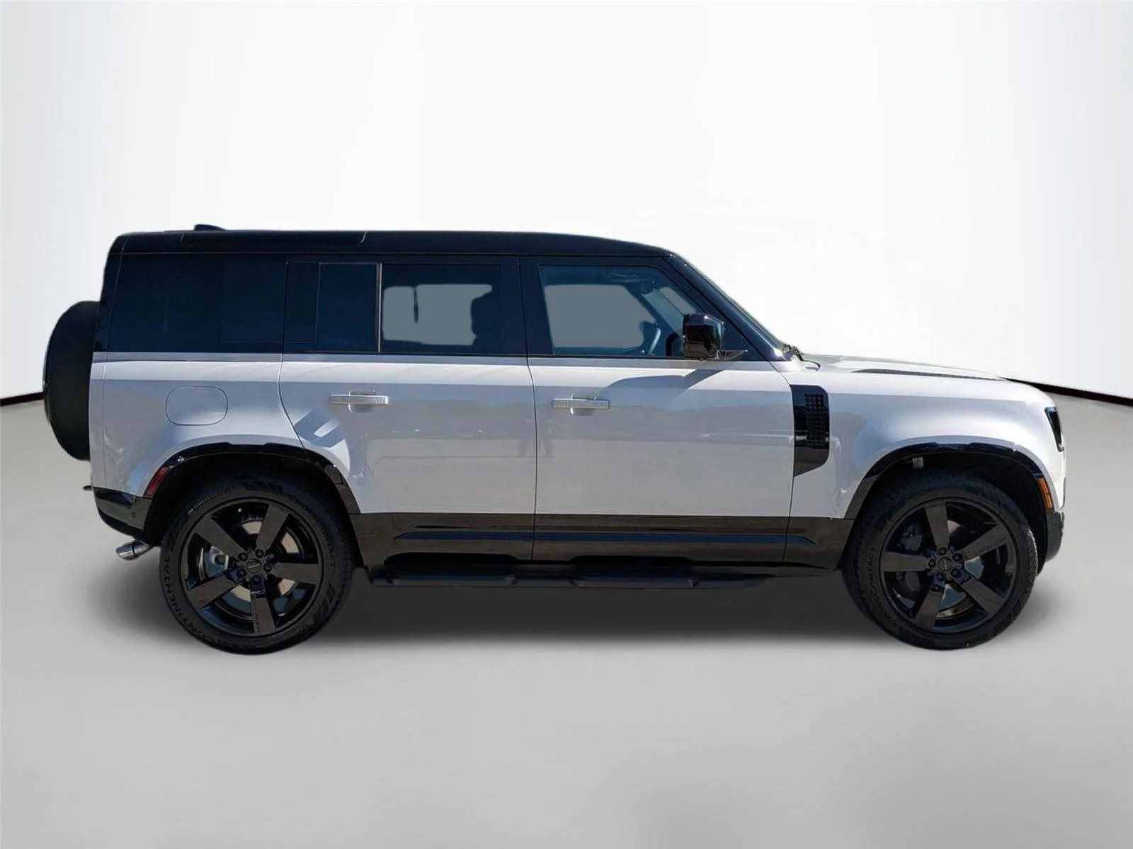 Used 2026 Borasco Grey Metallic Land Rover X-Dynamic SE image 4