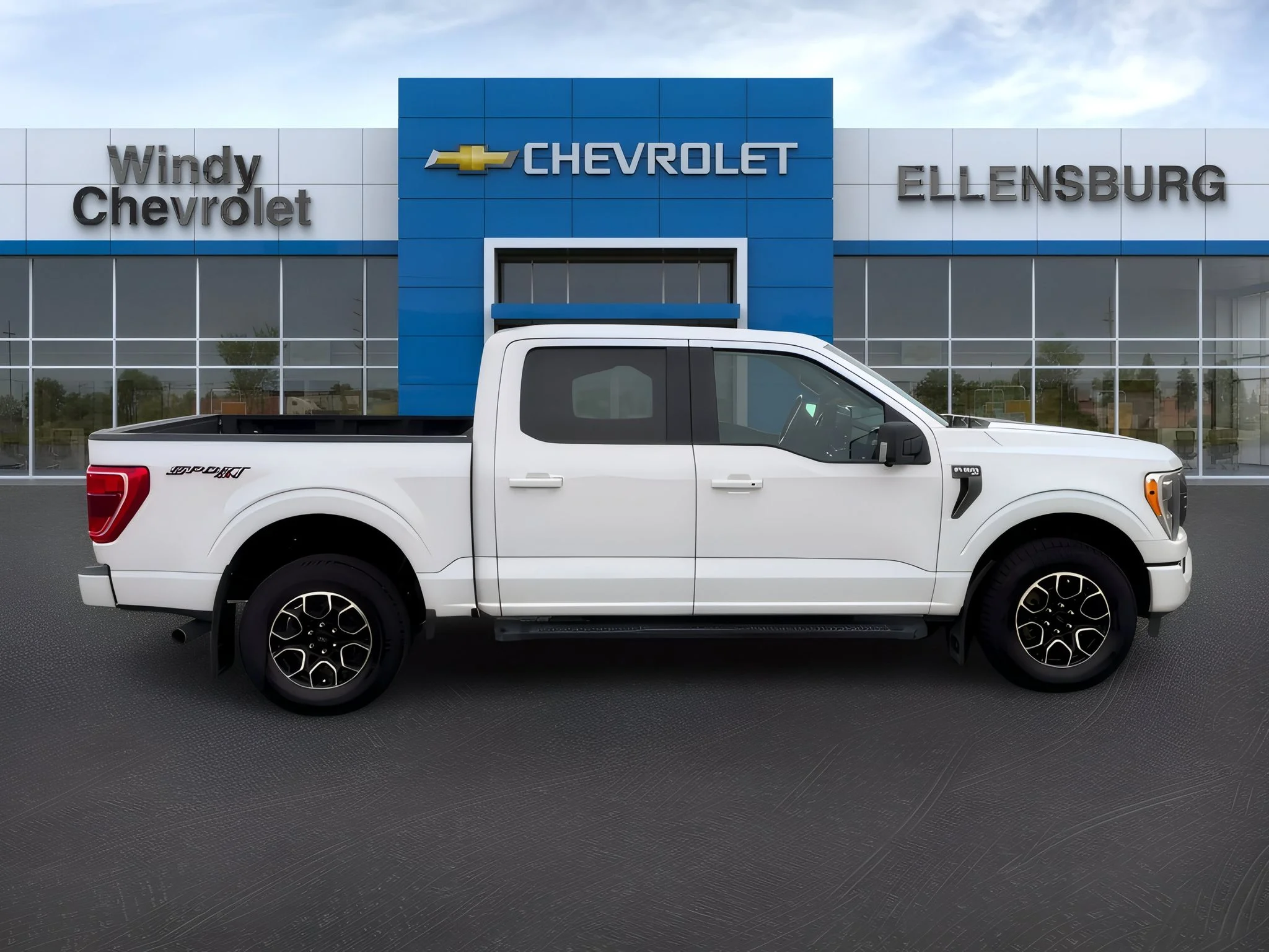 Used 2021 Oxford White Ford XLT image 8
